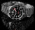 Herrenarmbanduhr am Handgelenk im Blickwinkel, schwarz-silbernes Metallarmband und Zifferblatt