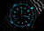 Bracelet de montre pour homme avec index luminescents bleus, cadran sombre, boîtier en métal