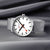 Montre Mondaine pour homme sur bracelet milanais argenté, cadran blanc avec aiguilles rouges