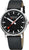Montre avec cadran noir, boîtier argenté et large bracelet en cuir noir.