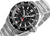 Herrenuhr mit schwarzem Zifferblatt, rotem GMT-Zeiger, silberner Lünette und Band