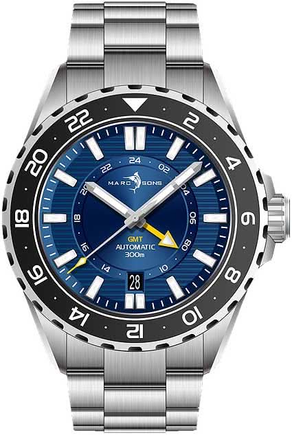 Montre homme : cadran bleu, affichage GMT, bracelet en acier et lunette noire.