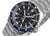 Herrenuhr mit schwarzem Zifferblatt, arabischen Indizes, blauer Lünette und Edelstahlband