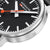 Vue détaillée de la montre Mondaine Stop2Go : cadran noir avec aiguille des secondes orange