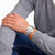 Montre Mondaine pour homme au poignet, affichage frontal avec bracelet en acier inoxydable argenté