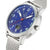 Montre homme avec cadran bleu, aiguilles, boîtier en métal et couronne latérale