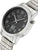 Montre pour femme avec boîtier rond argenté, cadran noir et couronne