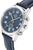 Montre femme en détail : cadran rond bleu, aiguilles jaunes, bracelet en cuir, boîtier en acier