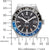 Montre homme avec cadran noir, lunette bleue et aiguilles analogiques