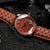Bracelet de montre Holzkern avec bracelet en cuir marron et trous perforés, cadran rond