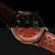 Bracelet de montre Holzkern avec index verts lumineux sur le cadran et bracelet en cuir marron