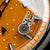 Détail du cadran avec motif rond et index, cadran orange, aiguilles de montre