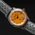 Bracelet de montre pour homme avec cadran orange et bracelet en cuir gris, couronne automatique