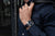 Montre bracelet pour homme au poignet avec bracelet en cuir bleu foncé et boîtier rond en acier inoxydable