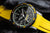 Montre homme avec cadran noir, lunette à accents jaunes et bracelet jaune et noir