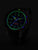 Bracelet de montre pour homme avec cadran sombre, index luminescents et bracelet noir