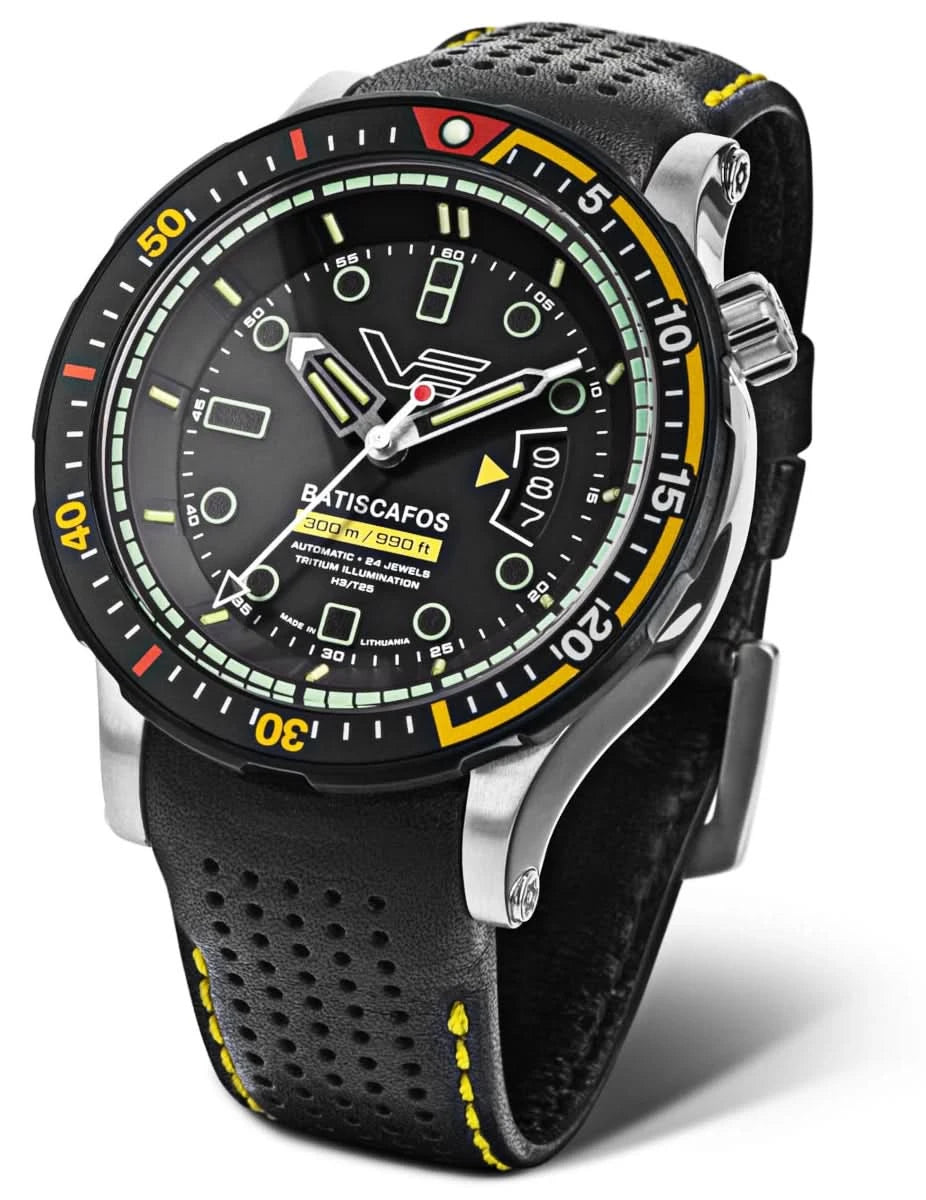 Montre homme avec cadran noir, lunette à accents jaunes et bracelet noir perforé