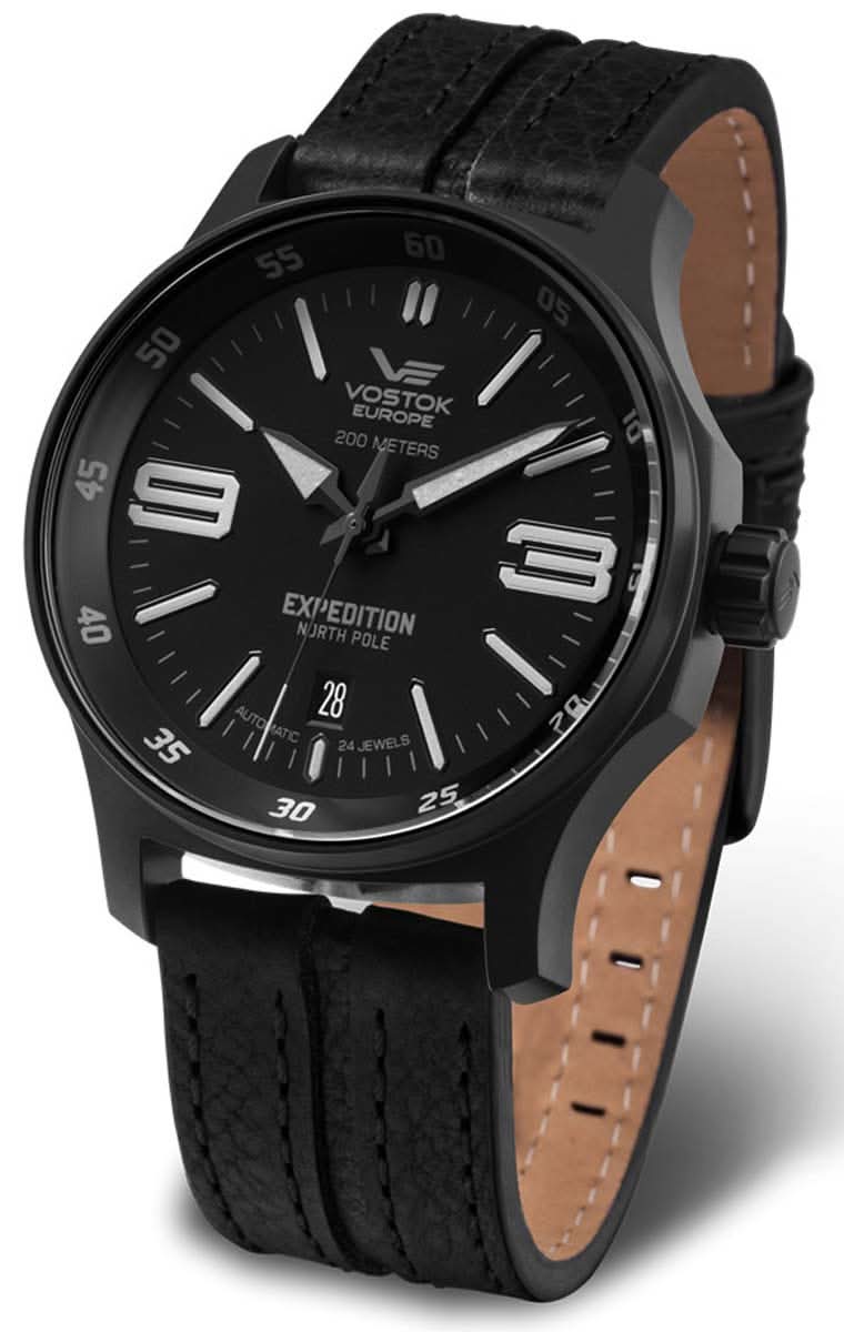 Montre homme avec cadran noir, aiguilles noires et logo Vostok Europe, bracelet en cuir