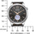 Bracelet de montre pour homme avec cadran noir, aiguilles dorées et bracelet en cuir noir.