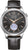 Montre pour homme avec cadran noir et bracelet en cuir noir, lunette argentée.