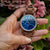 Holzkern Armbanduhr am Handgelenk: blaues Zifferblatt, braunes Holzarmband