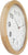 Montre murale ronde en vue latérale : cadre en bois clair et cadran blanc avec chiffres noirs