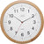 Horloge murale ronde avec cadre en bois clair, cadran blanc, aiguilles noires et trotteuse rouge