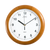 Horloge murale ronde en bois avec cadran blanc, aiguilles noires et chiffres arabes