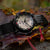 Montre homme avec cadran gris, bracelet noir et index des minutes rouges