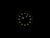 Montre homme avec cadran sombre et index luminescents, éclairage allumé