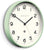 Horloge murale avec bordure couleur menthe, cadran blanc, chiffres et aiguilles noirs