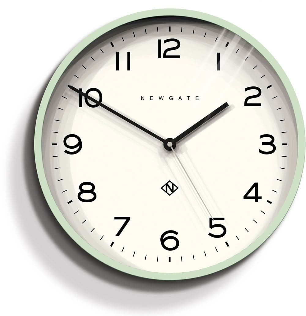 Horloge murale avec cadre couleur menthe, cadran blanc et aiguilles noires