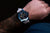 Montre pour homme au poignet : cadran bleu, bracelet en silicone blanc, lunette bleue