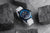 Montre pour homme sur pierres : cadran bleu, lunette bleue et bracelet en silicone blanc