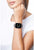 Smartwatch am Handgelenk mit schwarzem Display und silbernem Metall-Mesh-Armband
