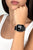 Montre connectée unisexe au poignet avec écran noir et bracelet en silicone noir