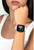Montre connectée au poignet avec écran noir et bracelet en silicone blanc