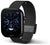 Montre connectée pour femme avec bracelet en métal noir, écran bleu et bouton latéral sur le boîtier