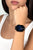 Montre connectée pour femme au poignet, boîtier noir avec écran bleu et bracelet noir