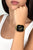 Montre connectée au poignet avec bracelet en maille dorée et écran noir