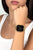 Smartwatch am Handgelenk, goldenes Metallmaschenarmband und schwarzes Zifferblatt