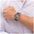 Herrenarmbanduhr mit schwarzem Lederband und dunklem Zifferblatt, silbernen Chrono-Details