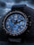 Herrenuhr mit blauem Chronographenzifferblatt, zwei Hilfszifferblättern und dunkelblauem NATO-Band