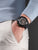Herrenuhr Police am Handgelenk, schwarzes Silikonband und schwarzes Chronographenzifferblatt