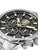 Chronograph-Armbanduhr im Detail: schwarzes Zifferblatt mit goldenen Zeigern und Zählern