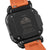 Herren-Armbanduhr Rückseite mit Prägung, schwarzes Gehäuse und orangefarbenes Band