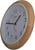Horloge murale avec boîtier en bois de profil, cadran blanc et aiguilles noires