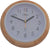 Horloge murale avec cadre en bois et cadran clair, chiffres et aiguilles noirs