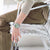 Montre pour femme au poignet : cadran vert, bracelet noir, boîtier en métal