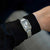 Montre pour femme au poignet avec bracelet en acier inoxydable argenté et cadran rectangulaire
